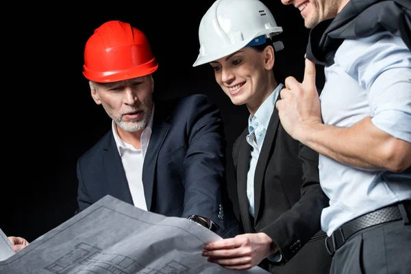 Architects discussing blueprint — Stock Photo, Image