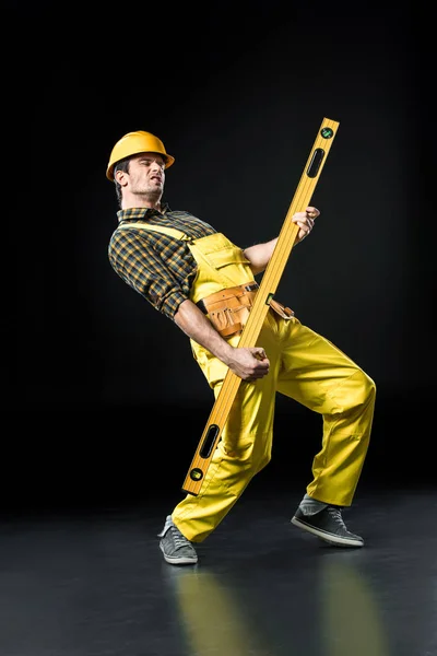 Trabajador de construcción con herramienta de nivel — Foto de Stock