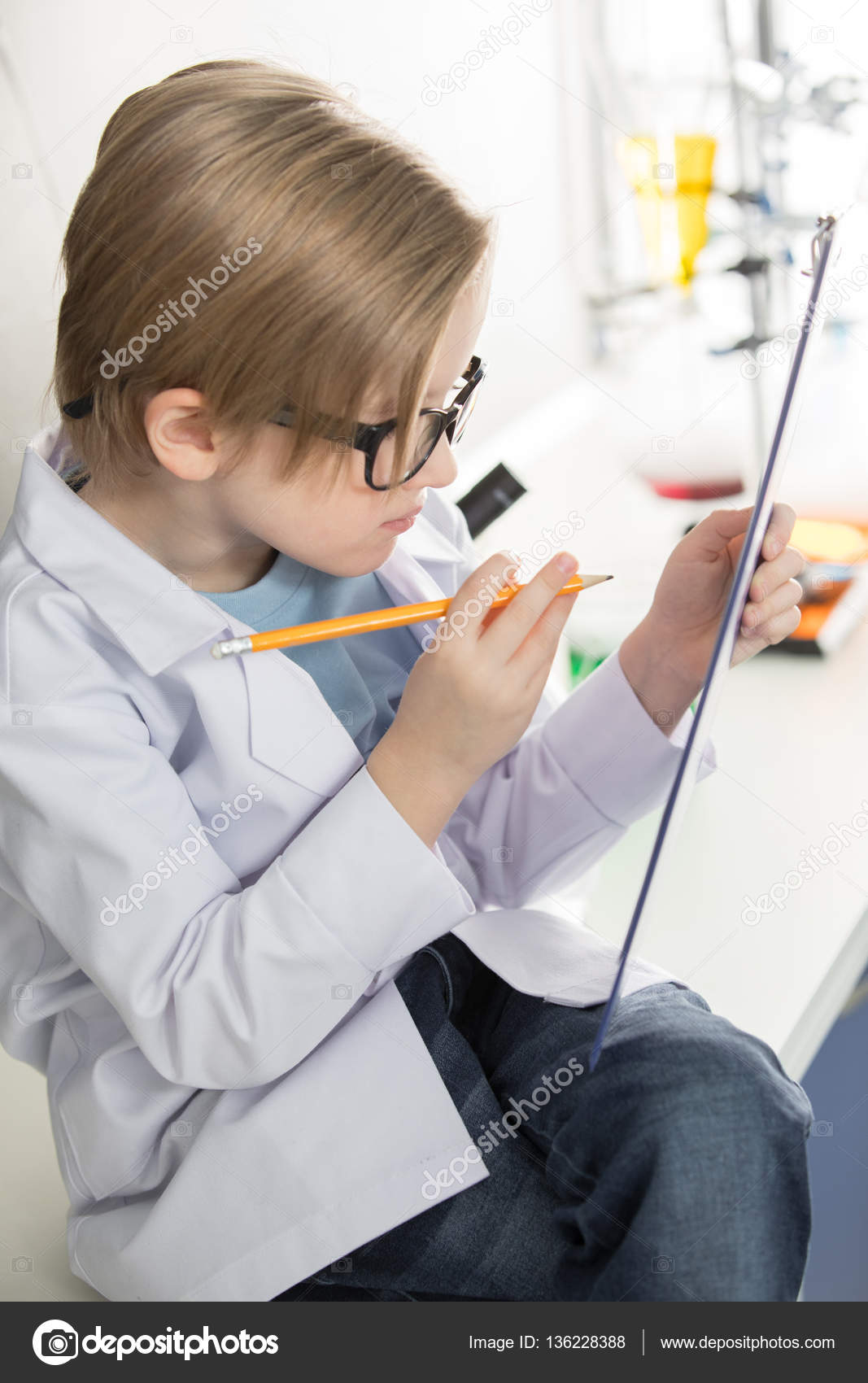 小男孩科学家——图库图片© ArturVerkhovetskiy #136228388, image size:1067x1700
