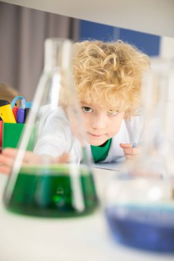 Laboratuvarda okuyan öğrenci