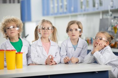 Fen laboratuarı çocuklarda