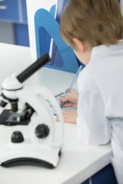 Schüler macht sich Notizen — Stockfoto