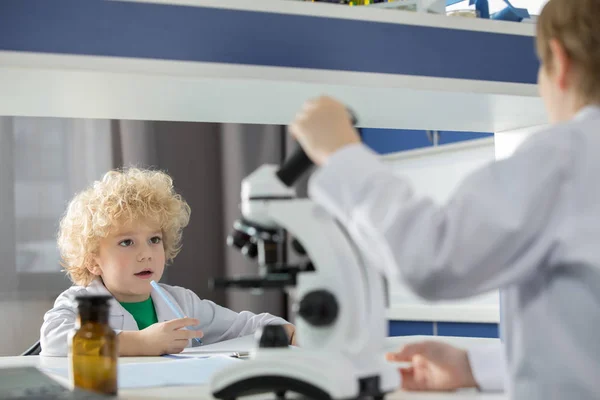 Schüler macht sich Notizen — kostenloses Stockfoto