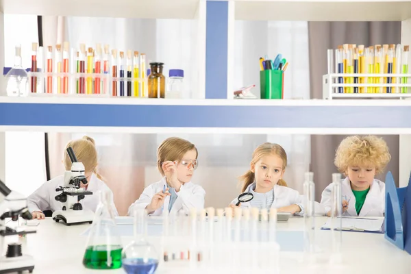 Schoolchildren studying in laboratory — Stock Photo, Image