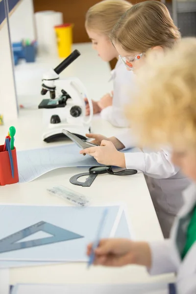 Schoolchildren studying in lab — Free Stock Photo