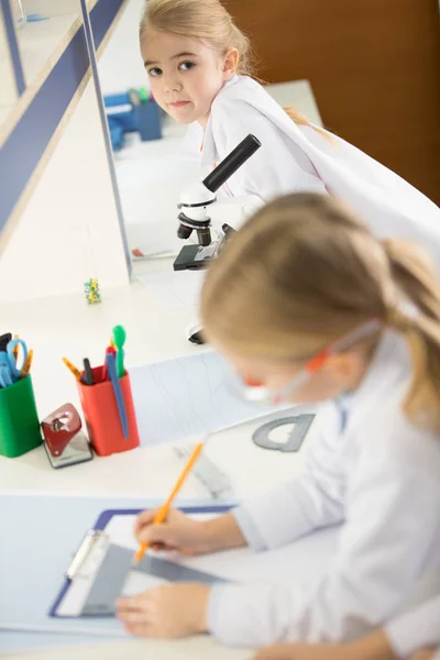 Skolbarn som studerar i lab — Stockfoto