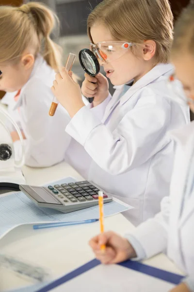 Dzieci w wieku szkolnym w laboratorium — Zdjęcie stockowe