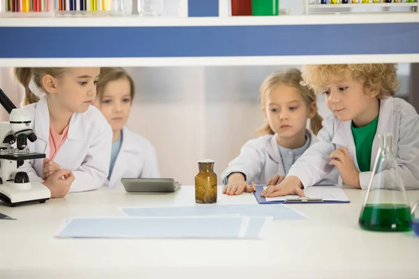 Schoolchildren studying in laboratory — Stock Photo, Image