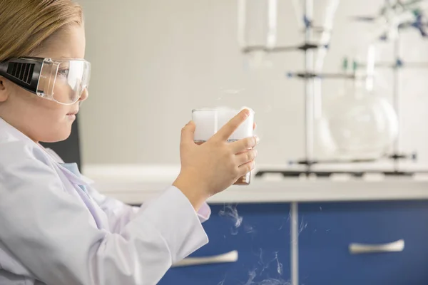 Estudante segurando frasco — Fotografia de Stock