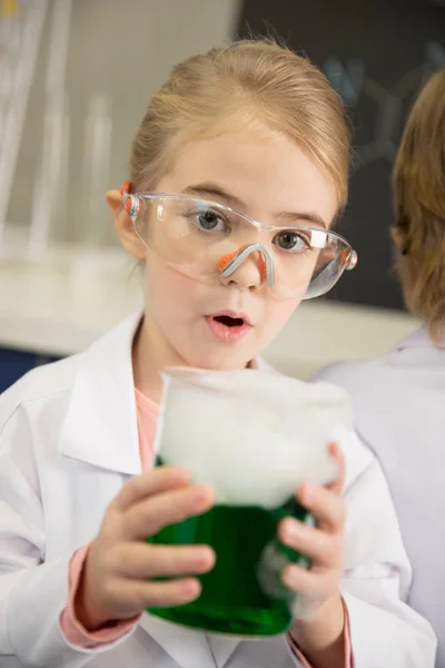 Colegiala sosteniendo frasco — Foto de Stock