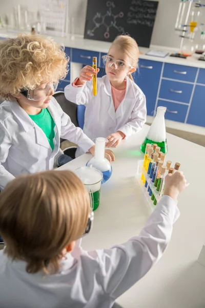 Schoolchildren making experiment — Stock Photo, Image