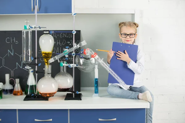 Kleines Mädchen im Labor — Stockfoto