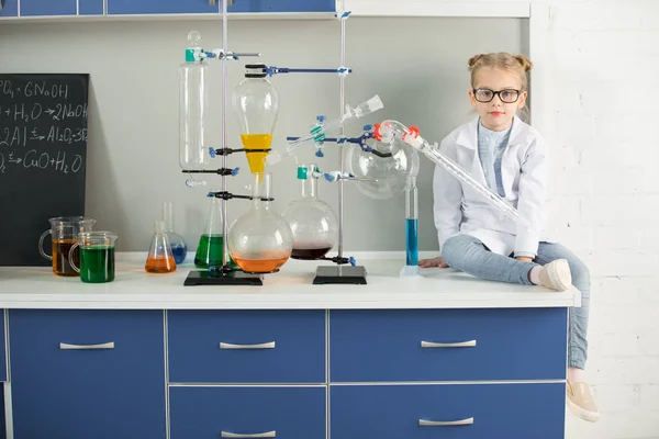 Little girl in laboratory — Stock Photo, Image