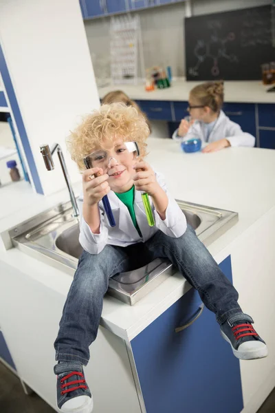 Niño sentado en el fregadero — Foto de stock gratis