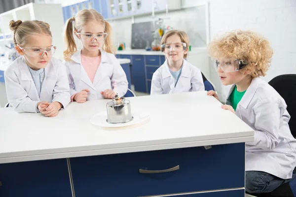 Niños haciendo experimento — Foto de Stock