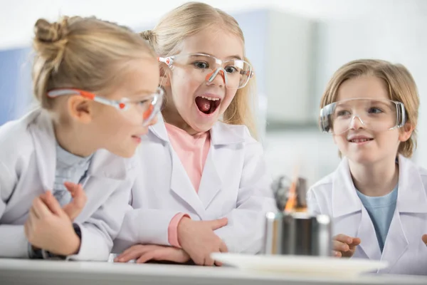 Kinderen in beschermende bril — Stockfoto