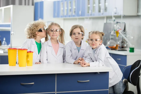Дети в научной лаборатории — стоковое фото