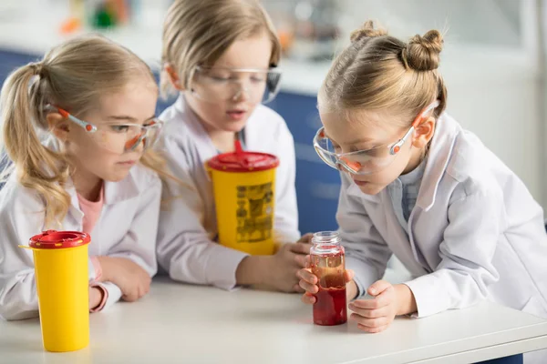 Kids making experiment — Stock Photo, Image