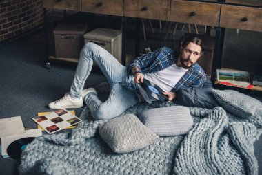 Vinil kaydını tutan adam