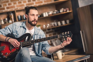 Gitar çalan adam 