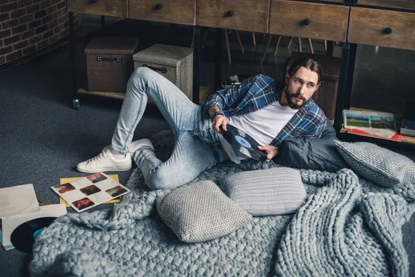 Hombre sosteniendo disco de vinilo — Foto de Stock