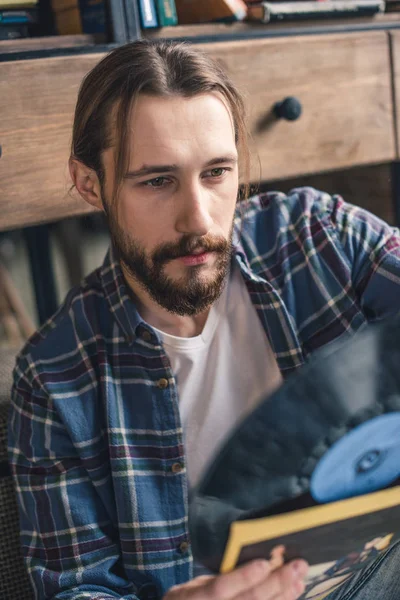 Man met vinyl record — Gratis stockfoto