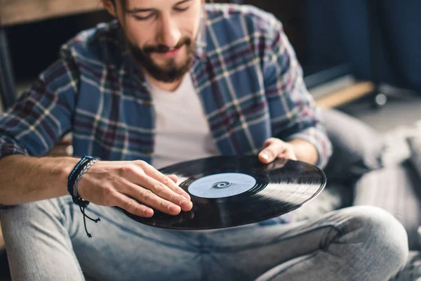 Muž, který držel vinyl záznam — Stock fotografie