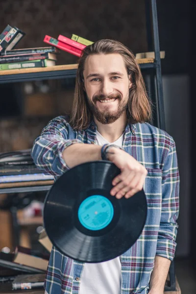 Homme détenant un record de vinyle — Photo