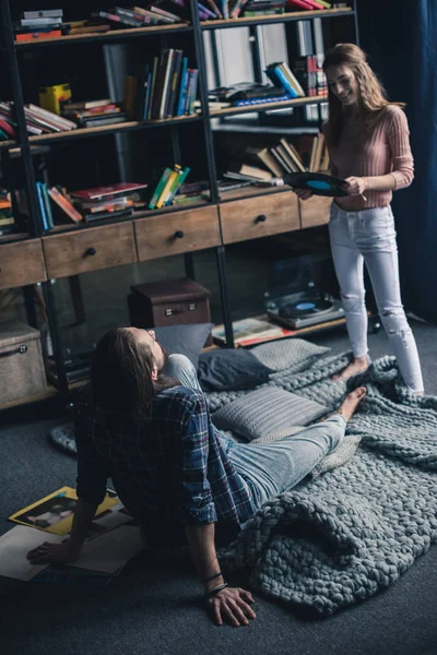 Pareja con disco de vinilo — Foto de Stock