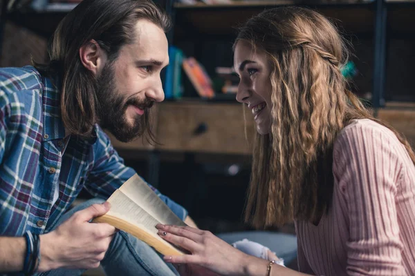 Livro de leitura casal — Fotografia de Stock