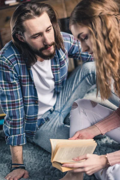 Couple reading book — Free Stock Photo