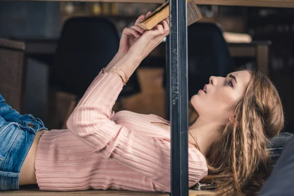 Frau liest Buch — Stockfoto