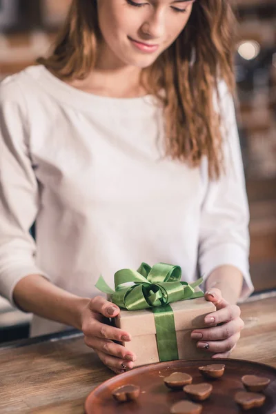 Young woman with gift box — Stock Photo, Image