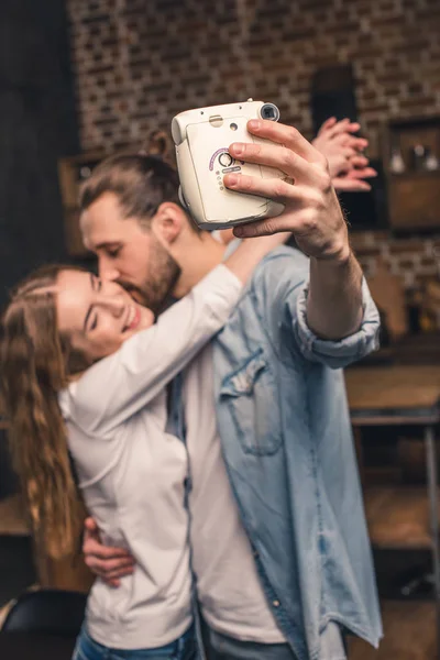 Casal beijando e fotografando — Fotografia de Stock