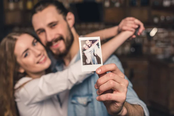 Casal com foto instantânea — Fotografia de Stock