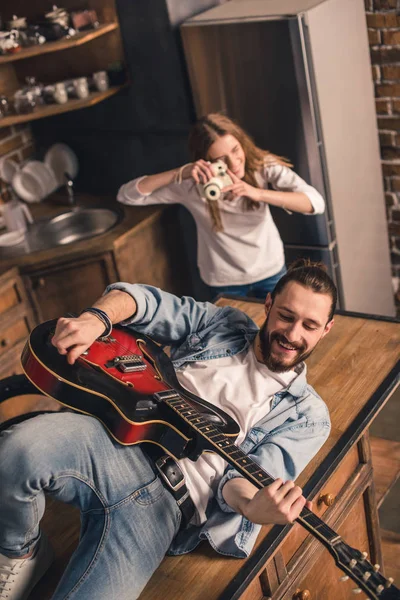 Man spelar gitarr — Stockfoto