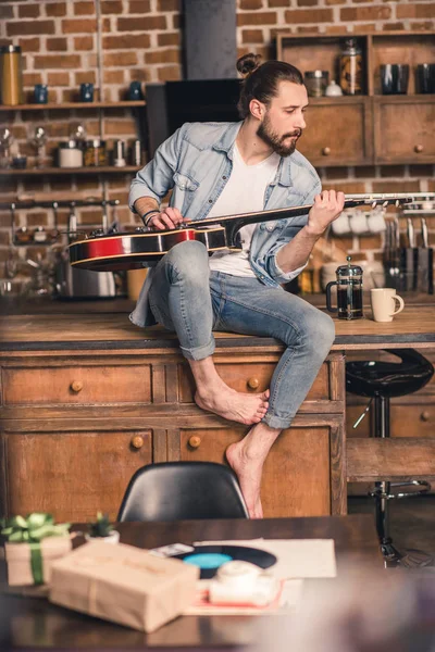 Homme jouant de la guitare — Photo