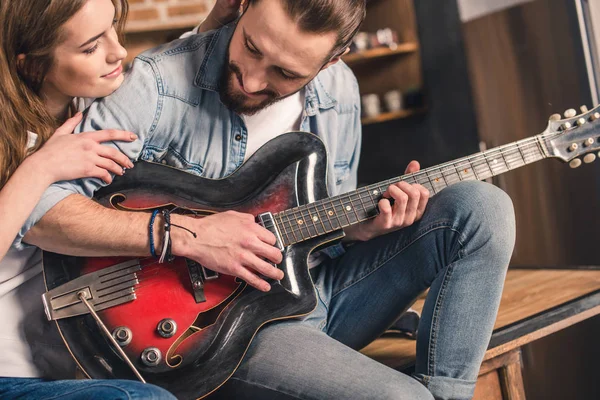 Jeune couple avec guitare — Photo