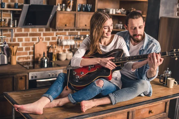 Jeune couple avec guitare — Photo
