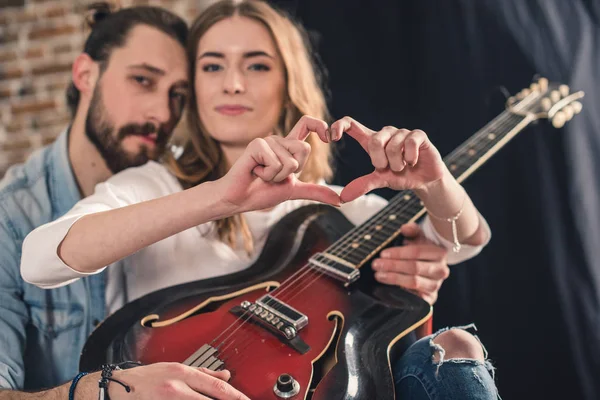 Jovem casal com guitarra — Fotografia de Stock