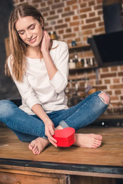 Mujer con caja de regalo —  Fotos de Stock