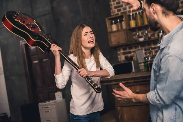 Young couple fighting — Stock Photo, Image