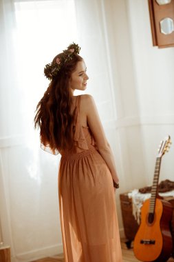 boho tarzı genç kadın 