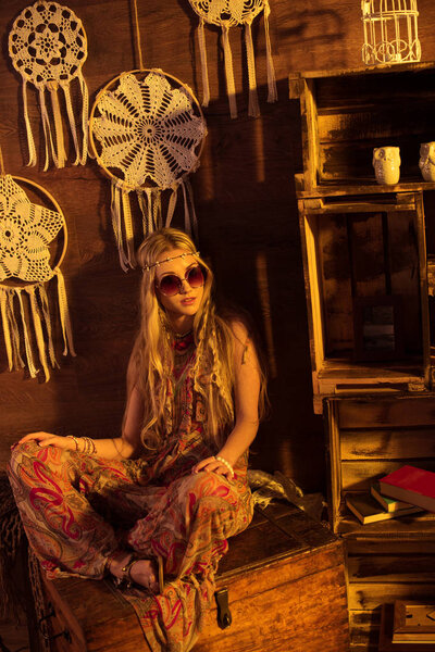 Молодая женщина в стиле бохо
