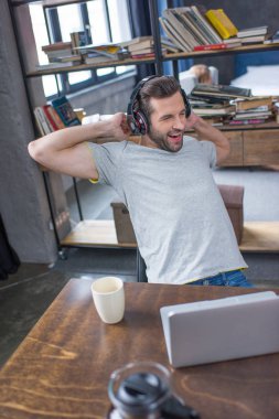 dizüstü bilgisayar kullanan adam