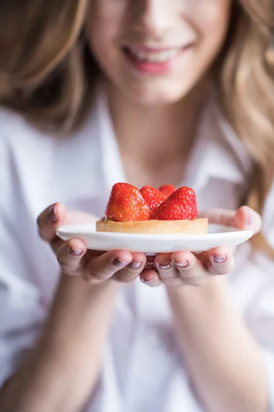 イチゴのケーキを持つ女性 — ストック写真