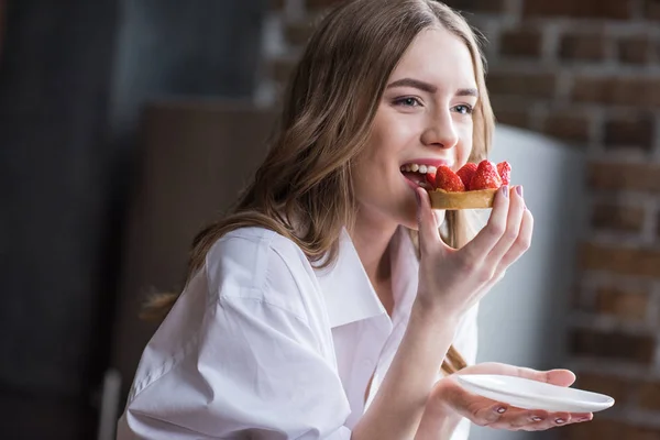 Femme avec gâteau aux fraises — Photo