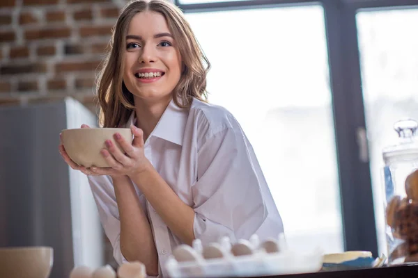 Vrouw koken ontbijt — Stockfoto