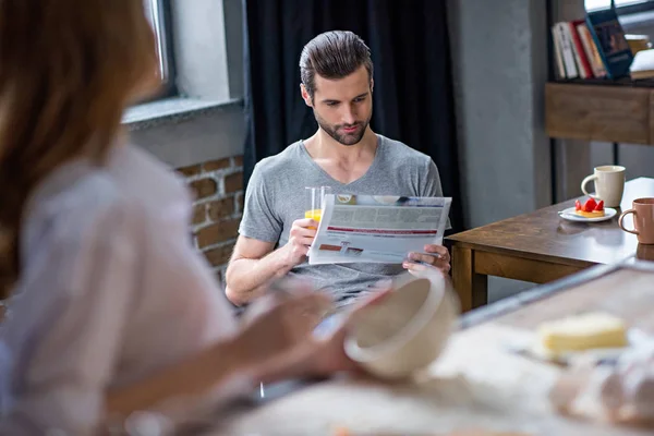 Man läser tidningen — Stockfoto