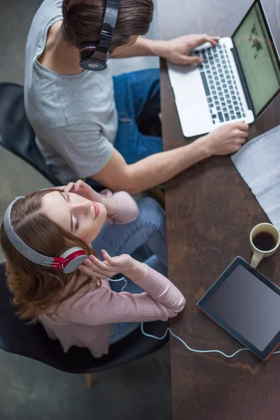 Couple using devices — Stock Photo, Image